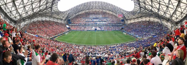 Het Stade Vélodrome veranderde in een vulkaan van Hongaarse fans en supporters uit Ijsland! Foto - (c) Adam Somlo