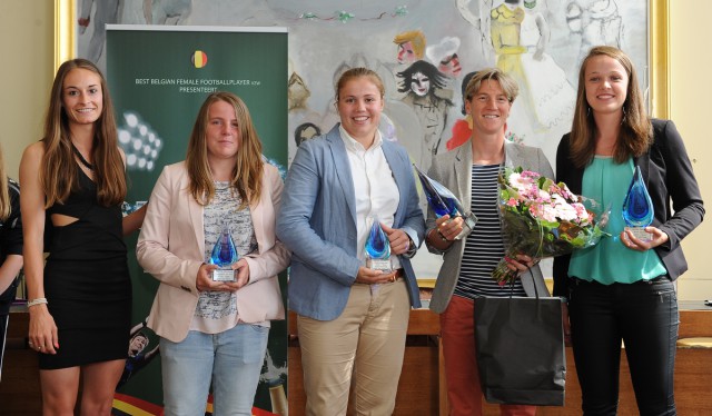 Alle winnaars op een rij bij Sparkle 2016! Met van links naar rechts: Tessa Wullaert die de eerste editie won, Lucinda Michez (topschutter 1ste klasse), Justien Odeurs (beste doelvrouw), Aline Zeler (Sparkle 2016), Tine De Caigny (beste belofte). Foto - Sportpix.be/Dirk Vuylsteke