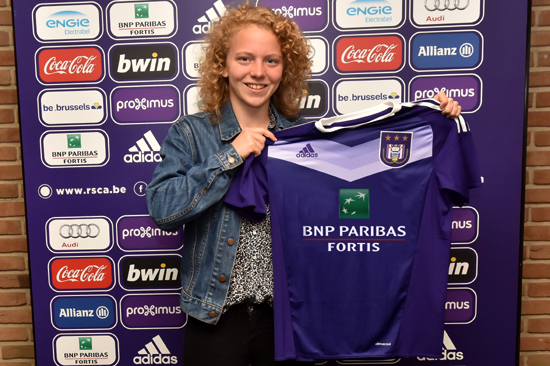 Charlotte Tison met haar shirt voor volgend seizoen! Foto - (c) RSC Anderlecht