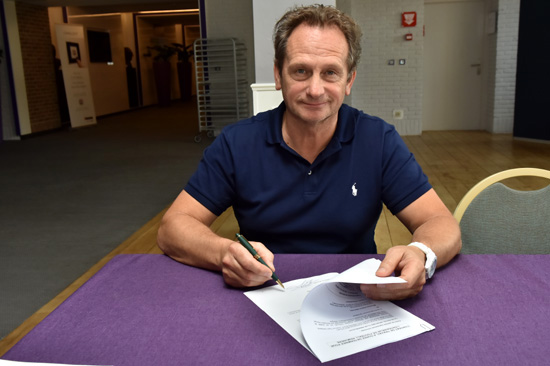 Patrick Wachel zette zijn handtekening onder de overeenkomst met RSC Anderlecht! Foto - (c) RSC Anderlecht
