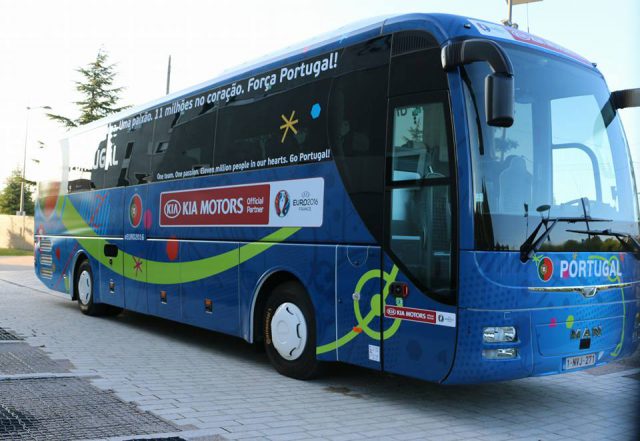 De bus van Portugal tijdens het EK 2016! Foto - (c) Maya Mans