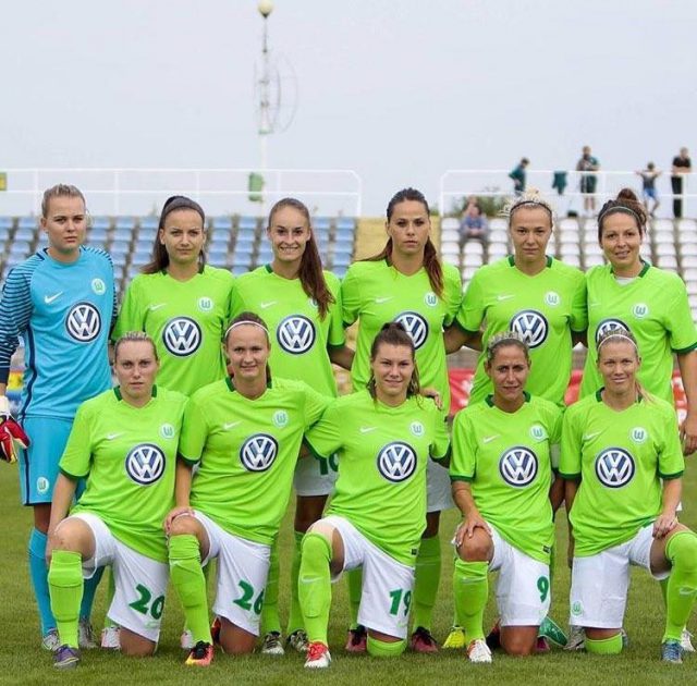 Tessa Wullaert, staand 3de van links, met VfL Wolfsburg in Konin. Naast haar nieuwkomer Sara Björk Gunnarsdottir. Foto - (c) VfL Wolfsburg