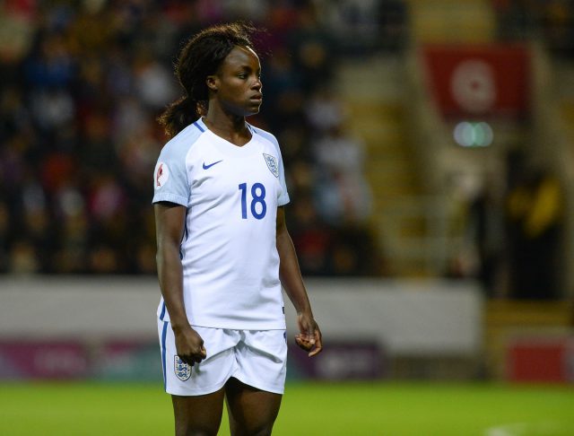 Eniola Aluko, hier tijdens Engeland - België in Rotherham, zat in 2014 als eerste vrouwelijke analiste in het voetbalprogramma 'Match of the Day'! Foto - Sportpix.be/David Catry
