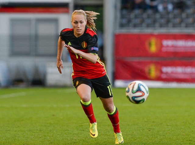 Janice Cayman, hier aan de bal voor de Belgian Red Flames, komt met haar ex-club FCF Juvisy Essonne aan bod in het zomernummer van Foot Féminin Magazine. Foto - Sportpix.be/David Catry