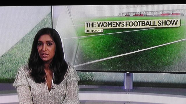 Presentatrice Tina Daheley begint aan een nieuwe aflevering van The Women's Football Show! Foto - (c) MaMPict/BBC