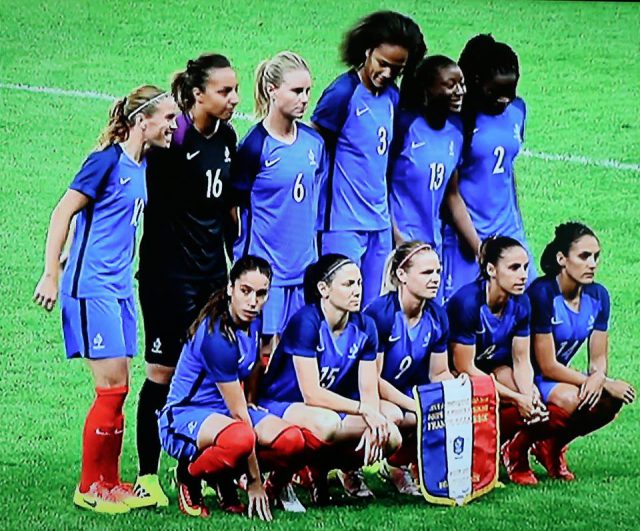 Frankrijk voor het begin van de eerste groepswedstrijd tegen Colombia! Foto - (c) Vrouwenteam.be / MM