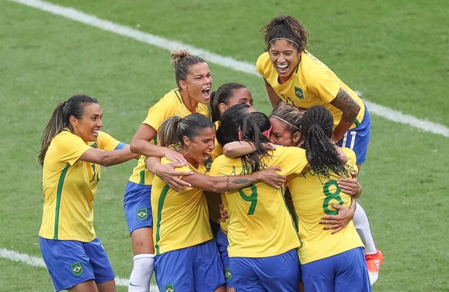 Monica opende de score voor Brazilië, het thuisland op deze Olympische Spelen mag voor een eerste keer juichen! - Foto - (c) CBF