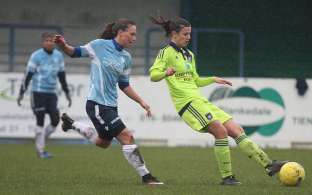 Jassina Blom jaagt op Laura De Neve in het fel betwiste duel DVC Eva's Tienen - RSC Anderlecht van vorig seizoen in de Super League! Foto - Vrouwenteam.be/Paul DIjkmans