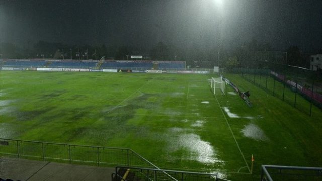 Het veld in het Slovaakse Senec liep bijna helemaal onder water! Foto - (c) UEFA.com