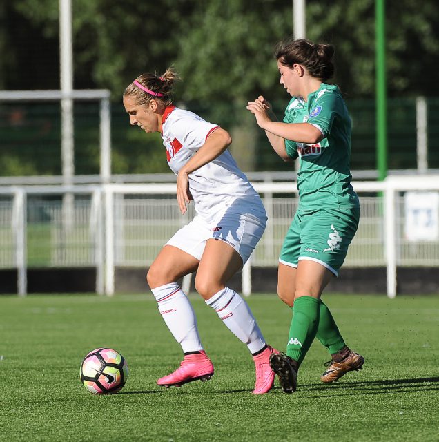 Maud Coutereels sterk aan de bal tegen Hénin-Beaumont! Foto - Sportpix.be/Dirk Vuylsteke