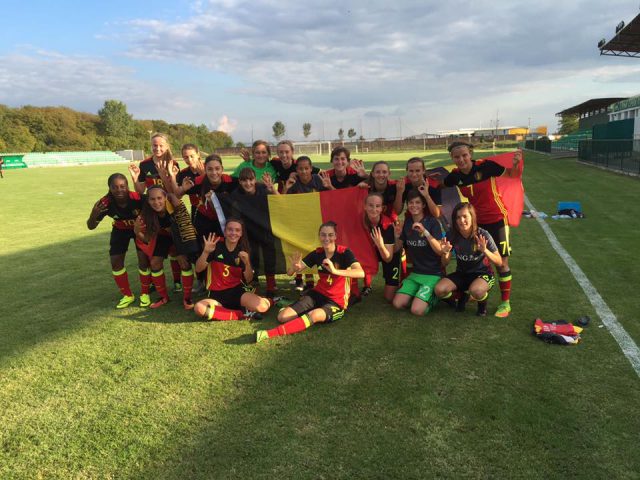 De Belgian Red Flames U17 blij na de eerste overwinning in Pecinci! Foto - (c) SF