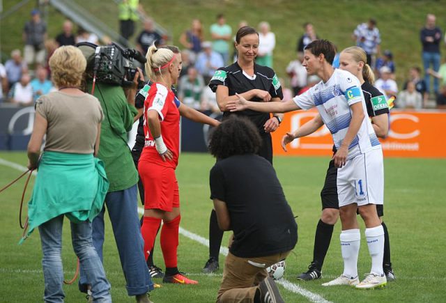 Vlak voor de aftrap in de Bundesliga: Ina Lehmann (SGS Essen) en Linda Bresonik (MSV Duisburg) bij de toss! Foto - Vrouwenteam.be / Paul Dijkmans