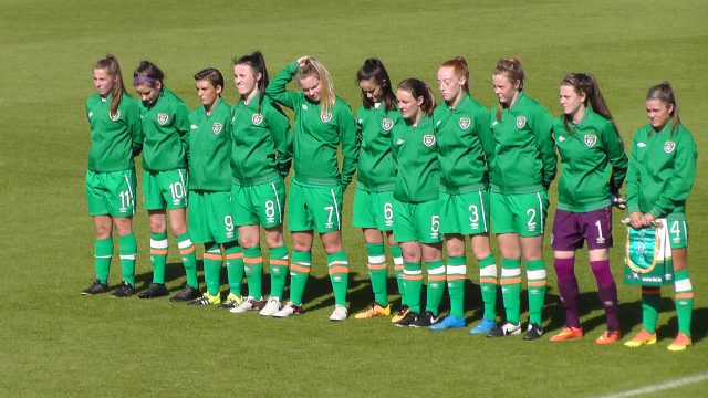 De Ierse U19 voor de oefenwedstrijd in Tubeke tegen België! Foto - (c) Vrouwenteam.be / MaMPict
