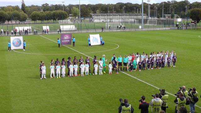 Beide teams voor de aftrap op het veld van het oefencomplex van PSG in Saint-Germain-en-Laye! Foto - (c) Vrouwenteam.be / MaMPict