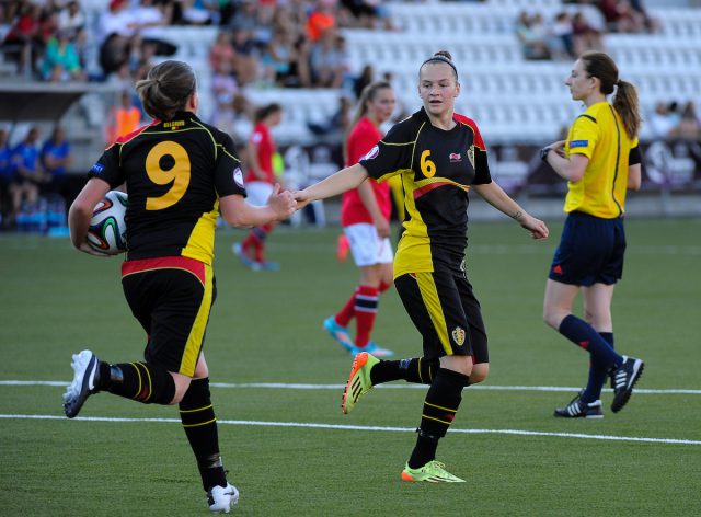 Elke Van Gorp (6) feliciteert Lucinda Michez (9) na een Belgisch doelpunt op 18 juli 2014 in Tonsberg tegen Noorwegen op het EK U19! Foto - Sportpix.be/David Catry
