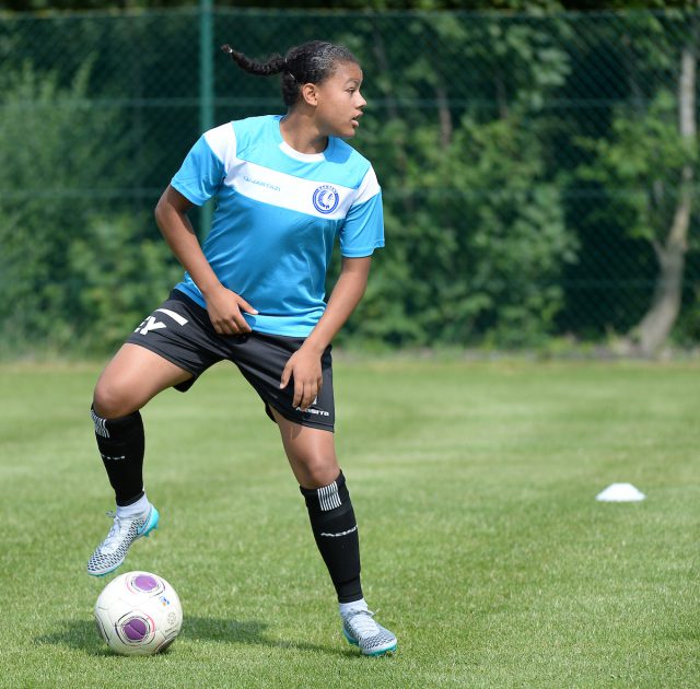 Mariam Abdulai Toloba (KAA Gent Ladies) technisch enorm sterk aan de bal! Foto - Sportpix.be / David Catry