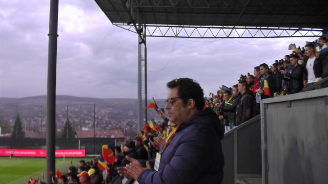 Een volle tribune bij de volkliederen in het stadion Dr. Constantin Radulescu in Cluj voor de finale van de play-off tussen Roemenië en Portugal! Foto - (c) Vrouwenteam.be / MaMPict