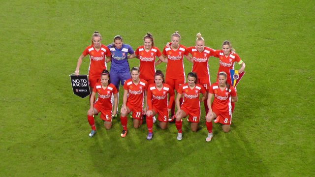 Lenie Onzia, rechts vooraan met het nummer 8, tijdens de ploegfoto voor het UWCL-duel in de Grolsch Veste tegen Sparta Praag! Foto - (c) Vrouwenteam.be / MaMPict