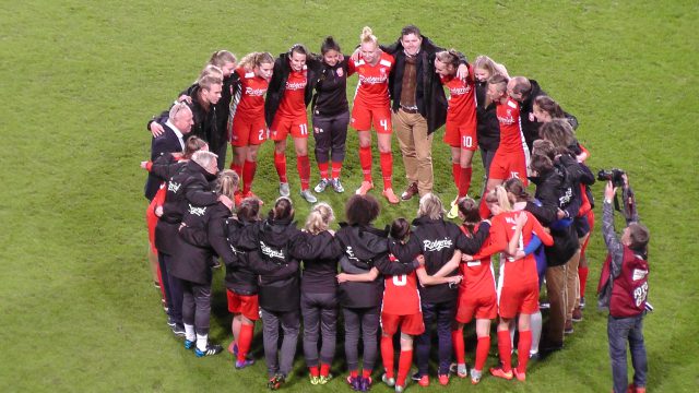 FC Twente blij na de al bij al nog ruime 2-0-overwinning tegen Sparta Praag! Foto - (c) Vrouwenteam.be / MaMPict