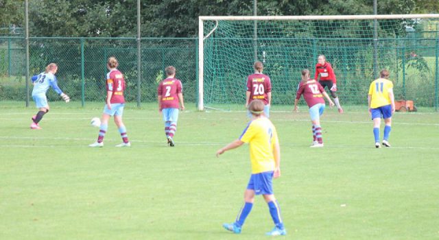 Lysa De Meulder achter de bal voor de strafschop van KSK Beveren tegen USF.Montroeul-Dergneau. Foto - (c) Vrouwenteam.be / ClgomBev