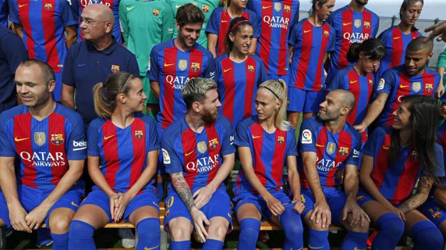 Lionel Messi dit keer met niet alleen Iniesta en andere ploegmaats naast zich. Ook Barça Femeni mocht mee op de foto voor het nieuwe seizoen! Foto - (c) FC Barcelona