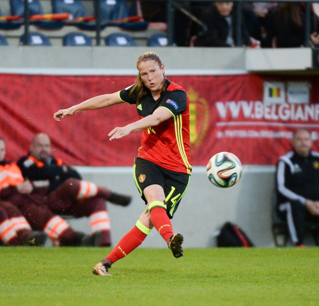 Belgian Red Flame Lenie Onzia probeert vandaag in Praag de kwalificatie voor de achtste finales af te dwingen met FC Twente! Foto - (c) Sportpix.be / Dirk Vuylsteke