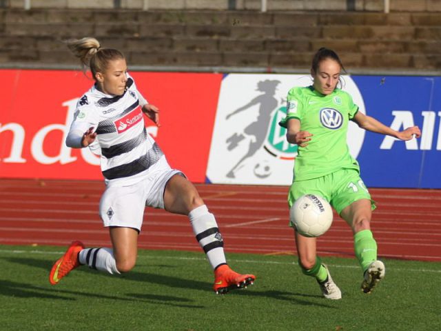 Tessa Wullaert met de voorzet tegen Borussia Mönchengladbach (hier met Vanessa Wahlen). Foto - (c) Vrouwenteam.be / Paul Dijkmans