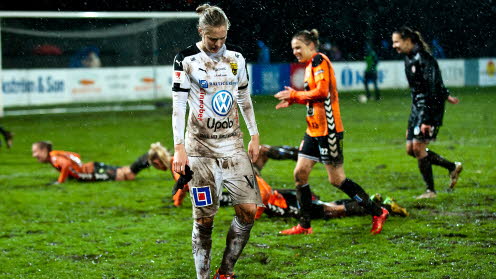 Lorca Van De Putte in de oranje trui is blij met het behoud! Foto - (c) Svenskfotboll.se / Damallsvenskan