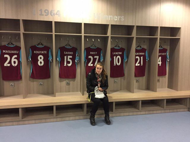 Sylke Calleeuw ging ook de kleedkamer van West Ham United even testen! Foto - (c) Vrouwenteam.be / Luc Calleeuw