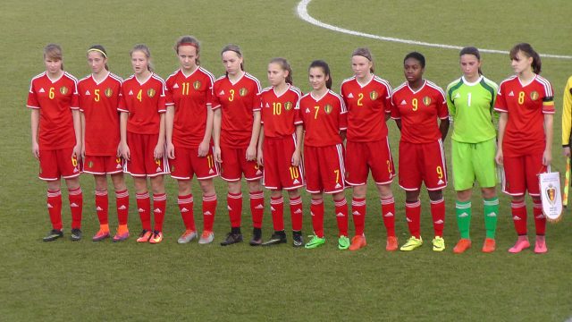 België U16 tijdens de volksliederen! Foto - (c) Vrouwenteam.be / MaMPict