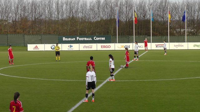 Jarne Teulings mag zo dadelijk de aftrap nemen voor de Belgian Red Flames U16 in Tubeke tegen Duitsland U15! Foto - (c) Vrouwenteam.be / MaMPict