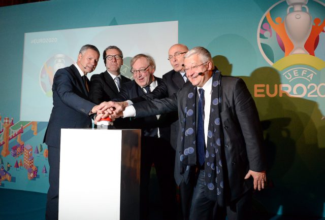 De druk op de knop van de prominenten bij de voorstelling van het logo van de stad Brussel voor het EK 2020! Foto - (c) Sportpix.be / David Catry