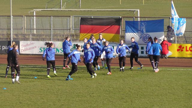 Bundesligaclub MSV Duisburg tijdens de opwarming op bezoek bij BV Cloppenburg! Foto - (c) Vrouwenteam.be / MaMPict