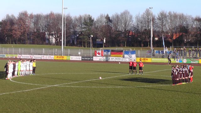 Ook in het Duitse vrouwenvoetbal was er een minuut stilte voor de wedstrijd ter nagedachtenis van de verongelukte spelers van Chapecoense! Foto - (c) Vrouwenteam.be / /MaMPict