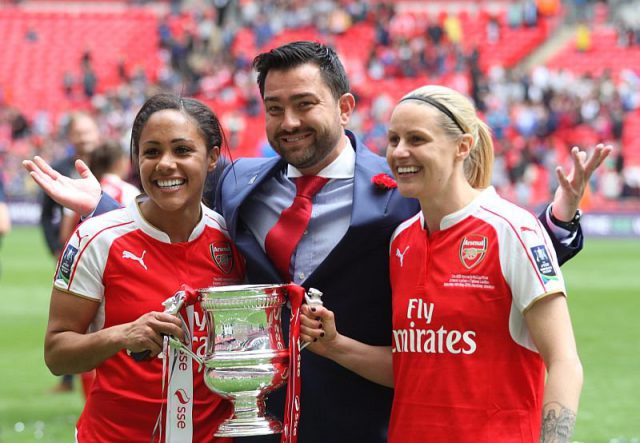 Kelly Smith (rechts op de foto) met de FA Women's Cup naast Alex Scott (links) en coach Pedro Martinez Losa. Foto - (c) Vrouwenteam.be / Paul DIjkmans