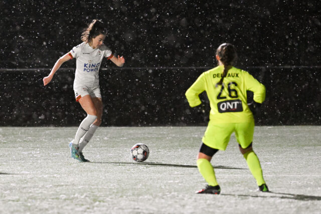 Nikee Van Dijk (20) of OHL and Silke Vanwynsberghe (21) of