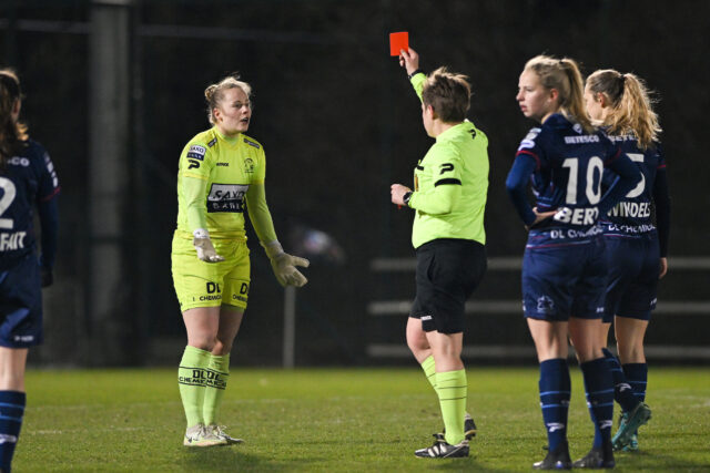 Nikee Van Dijk (20) of OHL and Silke Vanwynsberghe (21) of